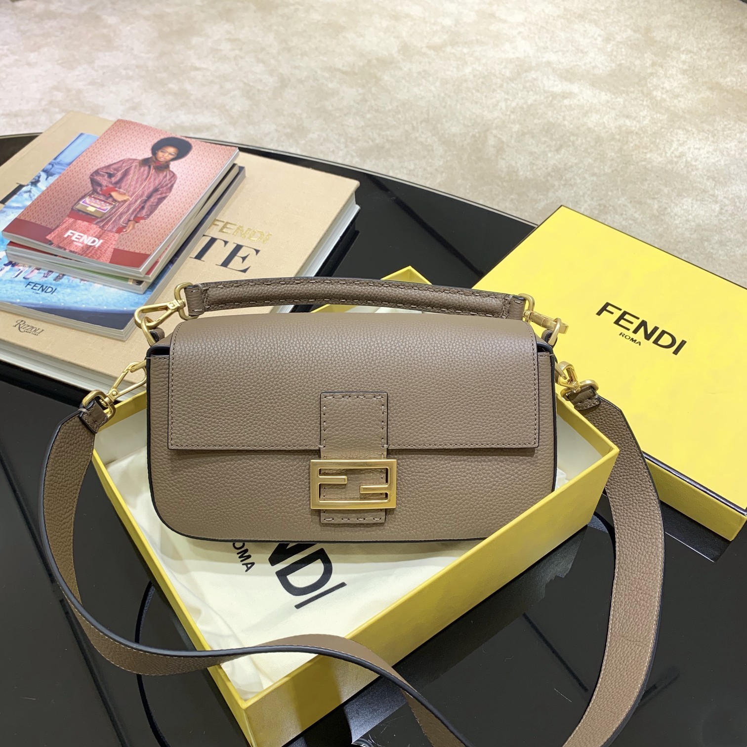 01015_中号fendi baguette 系列 it"s not a bagit"s