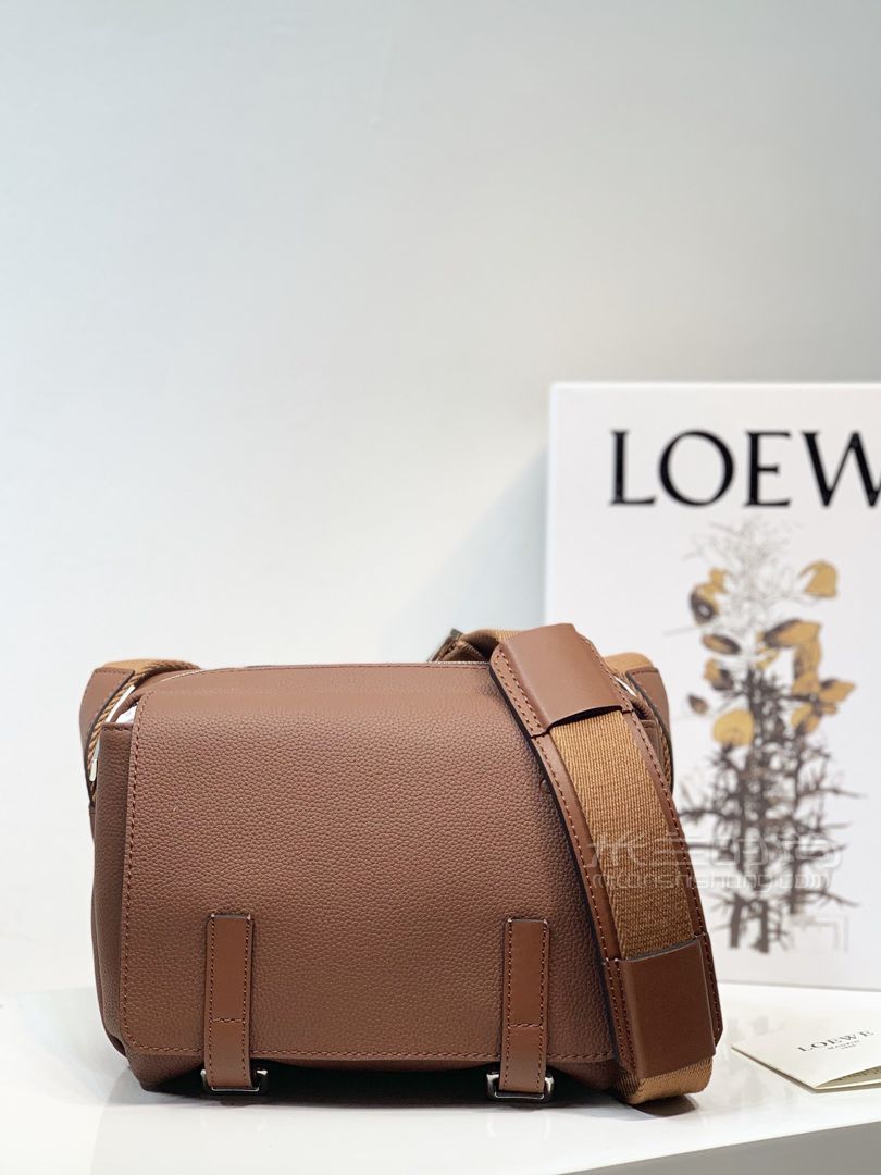 【loewe邮差包】military messenger信使包进口荔枝纹小牛皮搭配背部