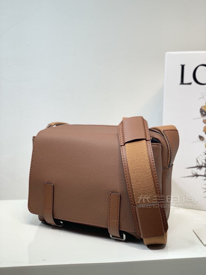 【loewe邮差包】military messenger信使包进口荔枝纹小牛皮搭配背部