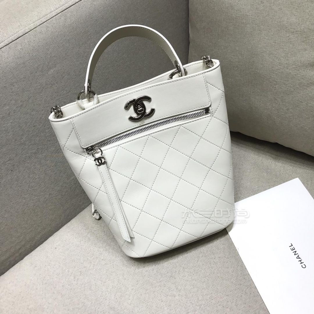 chanel香奈兒2019新款水桶包米白色牛皮小號手提斜揹包