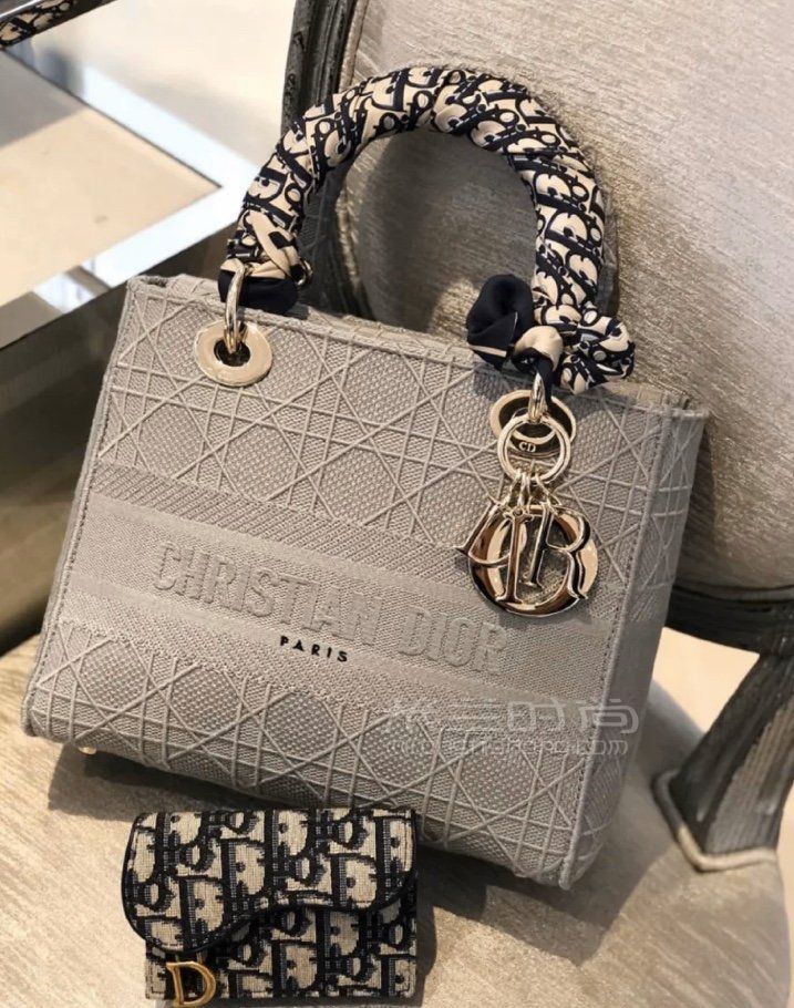 html迪奧包高仿lady dior0【迪奧帆布刺繡戴妃包】中號dior