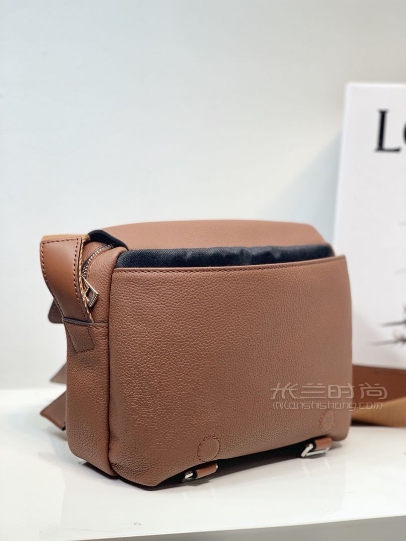 【loewe郵差包】military messenger信使包進口荔枝紋小牛皮搭配背部