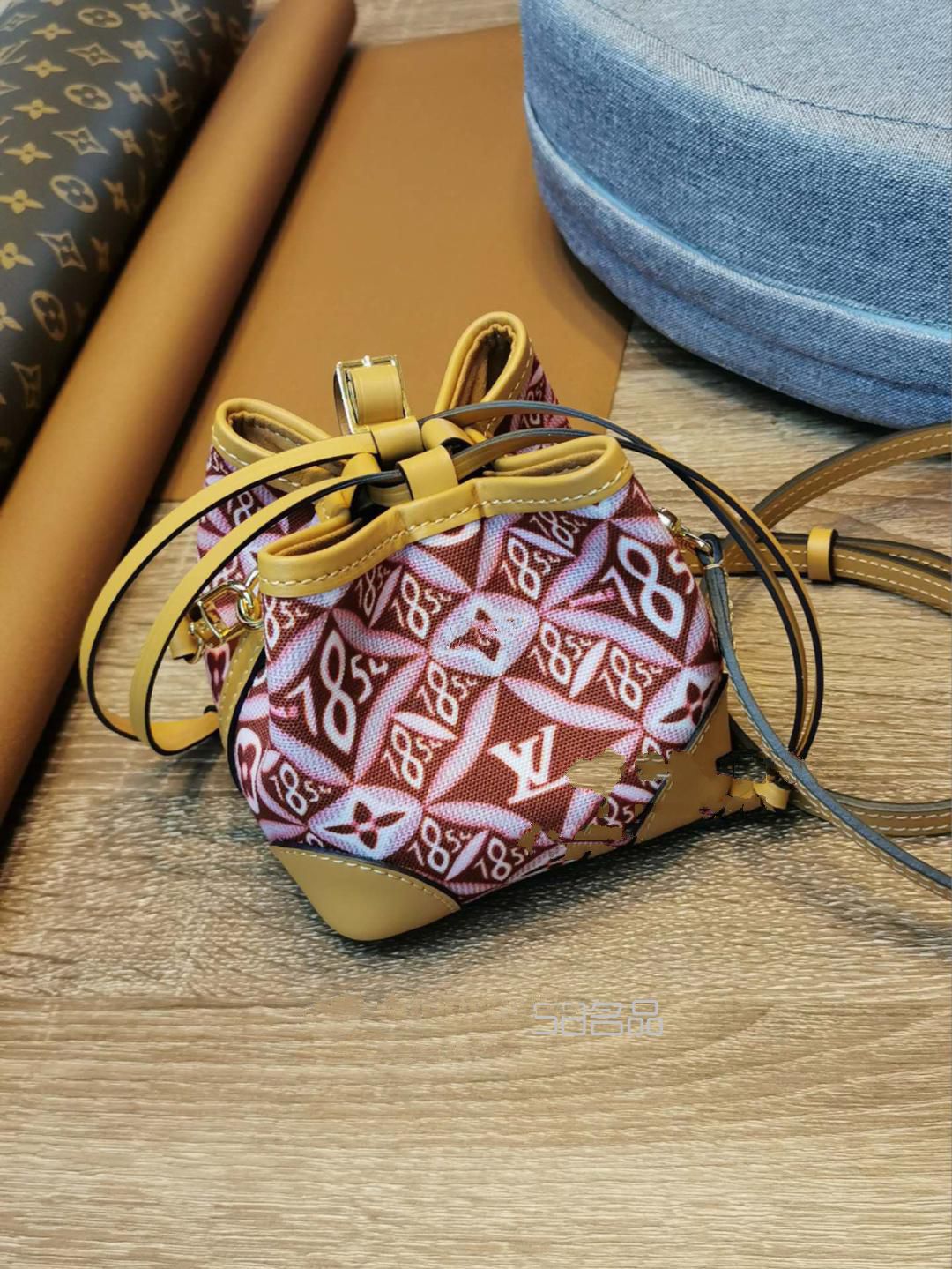 LV 路易威登 Louis Vuitton 2020新款走秀mini包,lv豆豆钱包国内专柜价_10